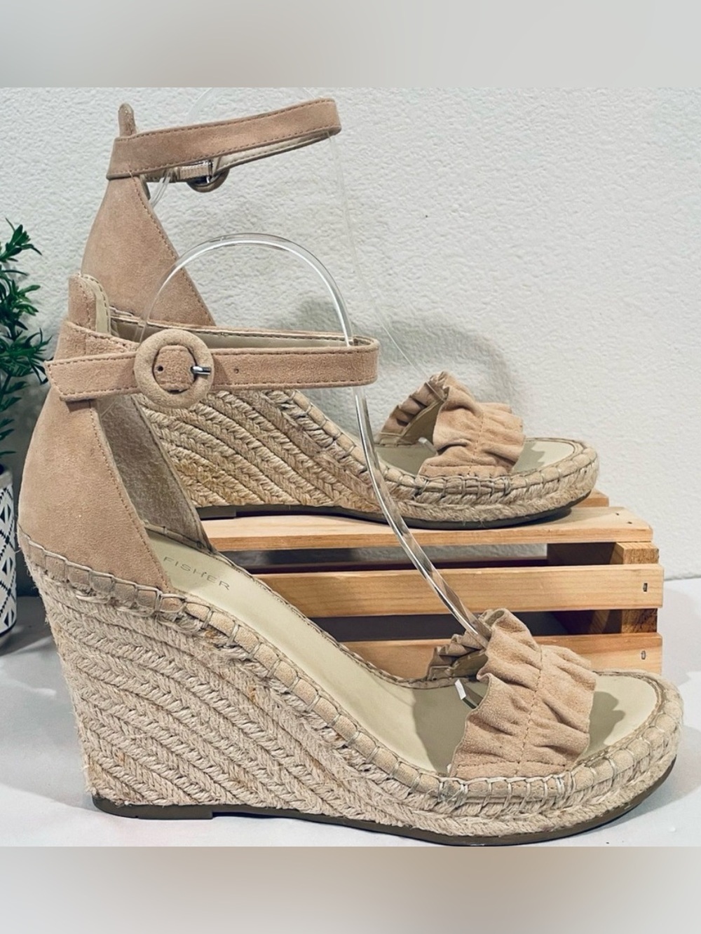 EUC Marc Fisher “Kimmy” Platform Wedges Tan Suede Ruffles & Jute Sandals Sz 9